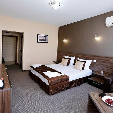 פומורי Coral Hotel מראה חיצוני תמונה